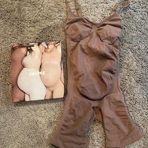 SKIMS Maternity sculpting bodysuit mid thigh